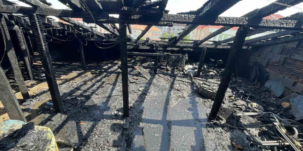 Tekirdağ’da Apartmanın Depo Olarak Kullanılan Çatı Katında Yangın