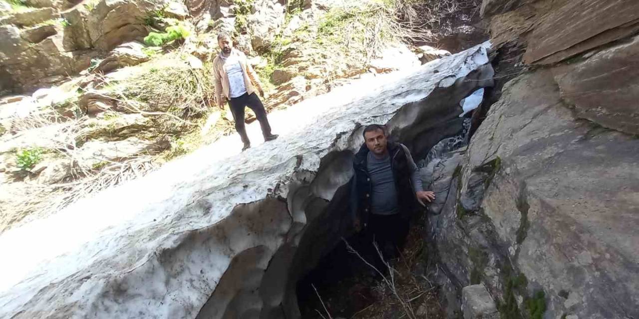 Bitlis’in Kar Tünelleri Buzdan Mağaraları Andırıyor