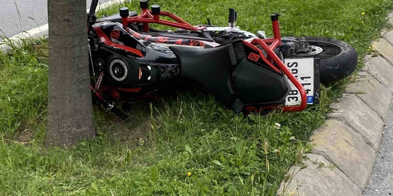 Küçükçekmece’de Korkunç Kaza, Ağaca Çarpan Motosiklet Sürücüsü Feci Şekilde Can Verdi
