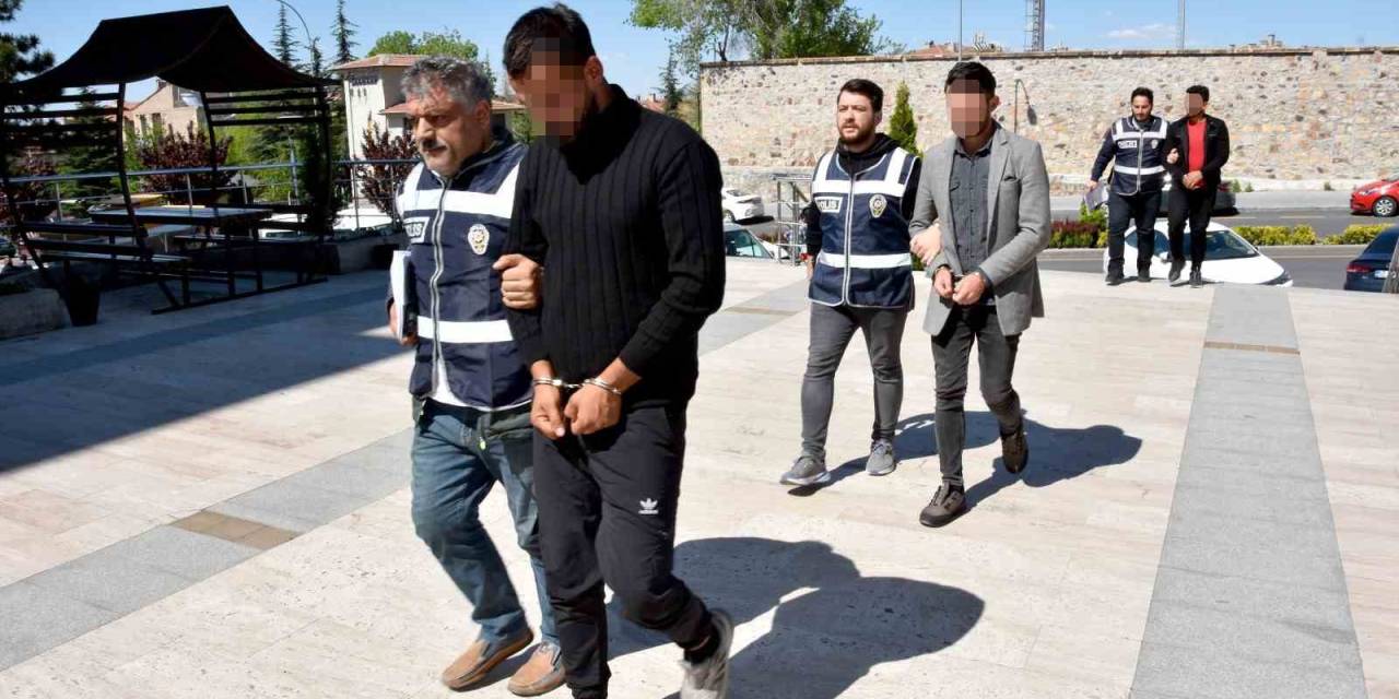 Sahte Polisleri, Gerçek Polisler Yakaladı