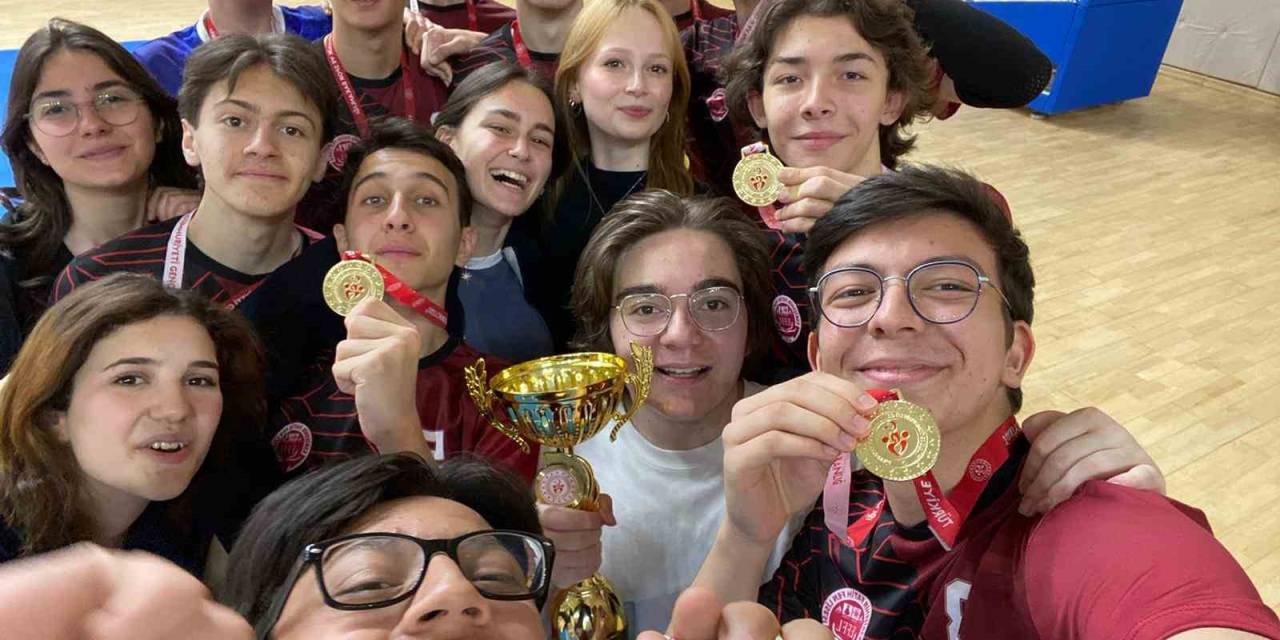 Eskişehir Fatih Fen Lisesi ‘Erkek Voleybol’ Da Şampiyon