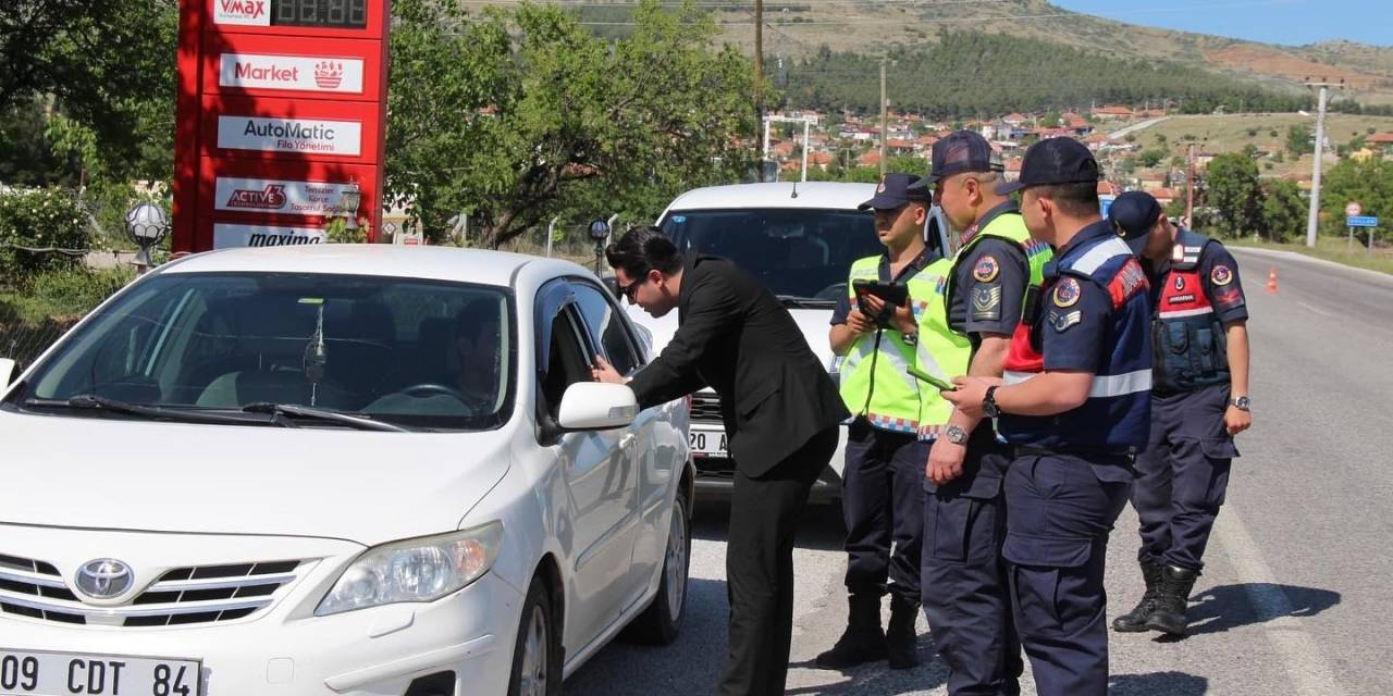 Çal Kaymakamı Baz Sürücülere Trafik Kurallarını Hatırlattı