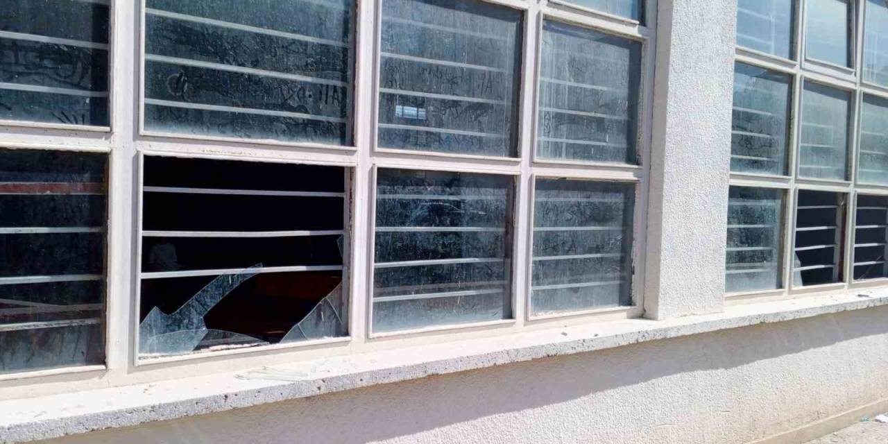 Kapalı Spor Salonunun Camları Kırıldı