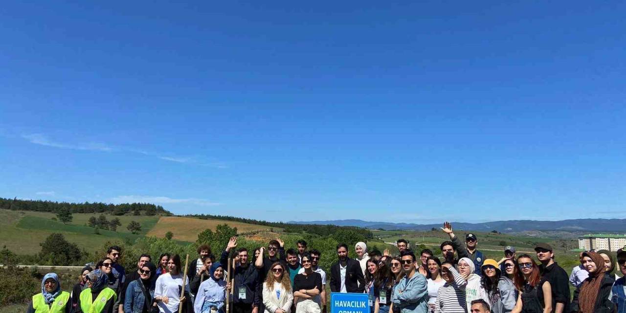 Üniversite Öğrencileri Ve Akademisyenler 10 Fidan Dikti