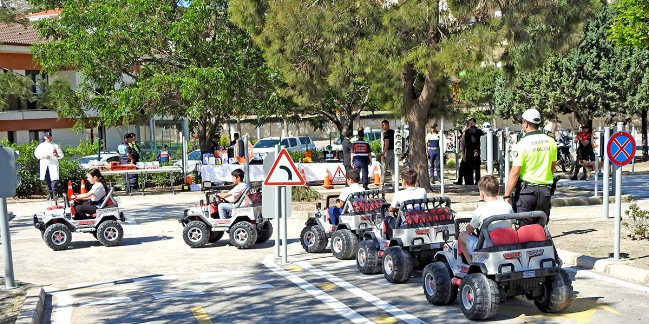 Çeşmeli Çocuklar Uygulamalı Trafik Eğitimi Aldı