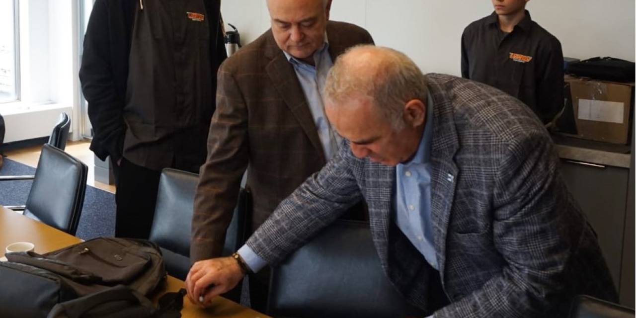 Mersinli Santranççı Barış Özenir, Kasparov’dan İmzalı Satranç Tahtası Aldı