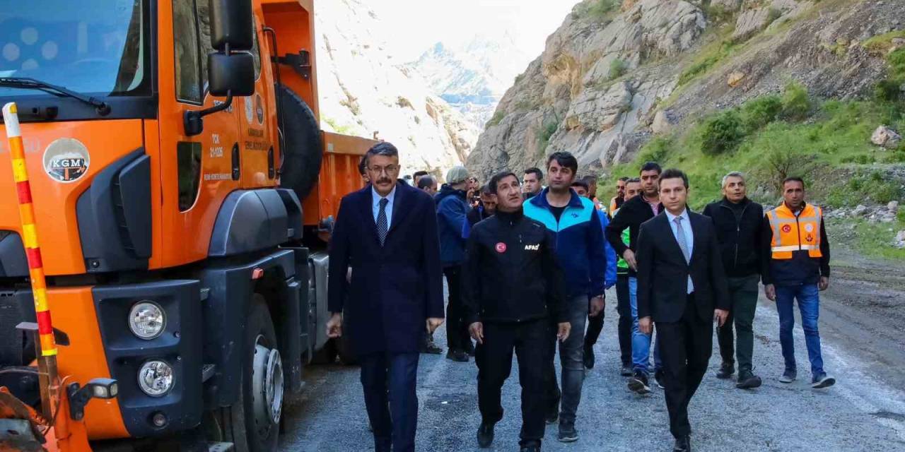 Vali Çelik, Çukurca Yolundaki Çalışmaları Yerinde İnceledi