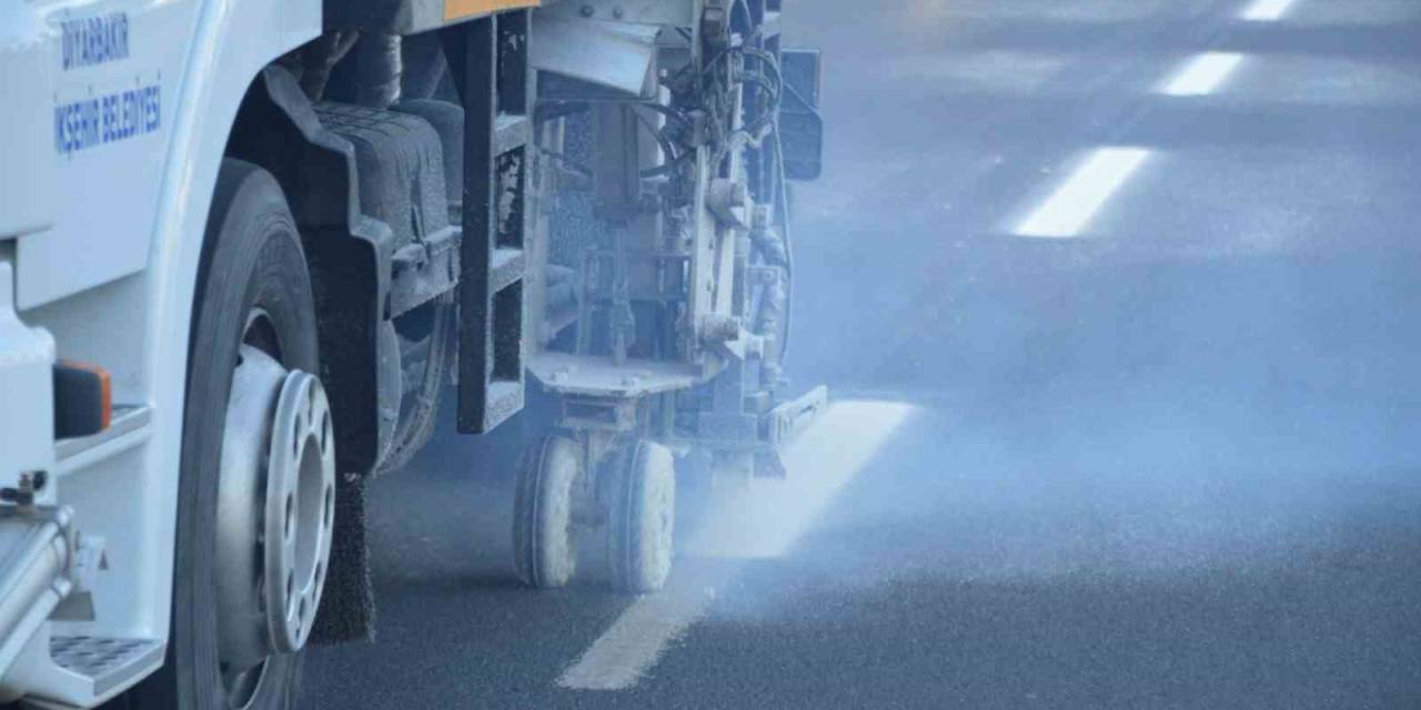 Diyabakır’da Bulvar Ve Caddelerde Yol Çizgileri Yenileniyor