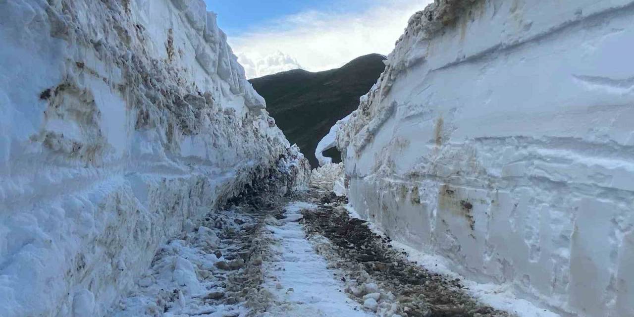 Yüksekova’da 5 Metreyi Bulan Kar