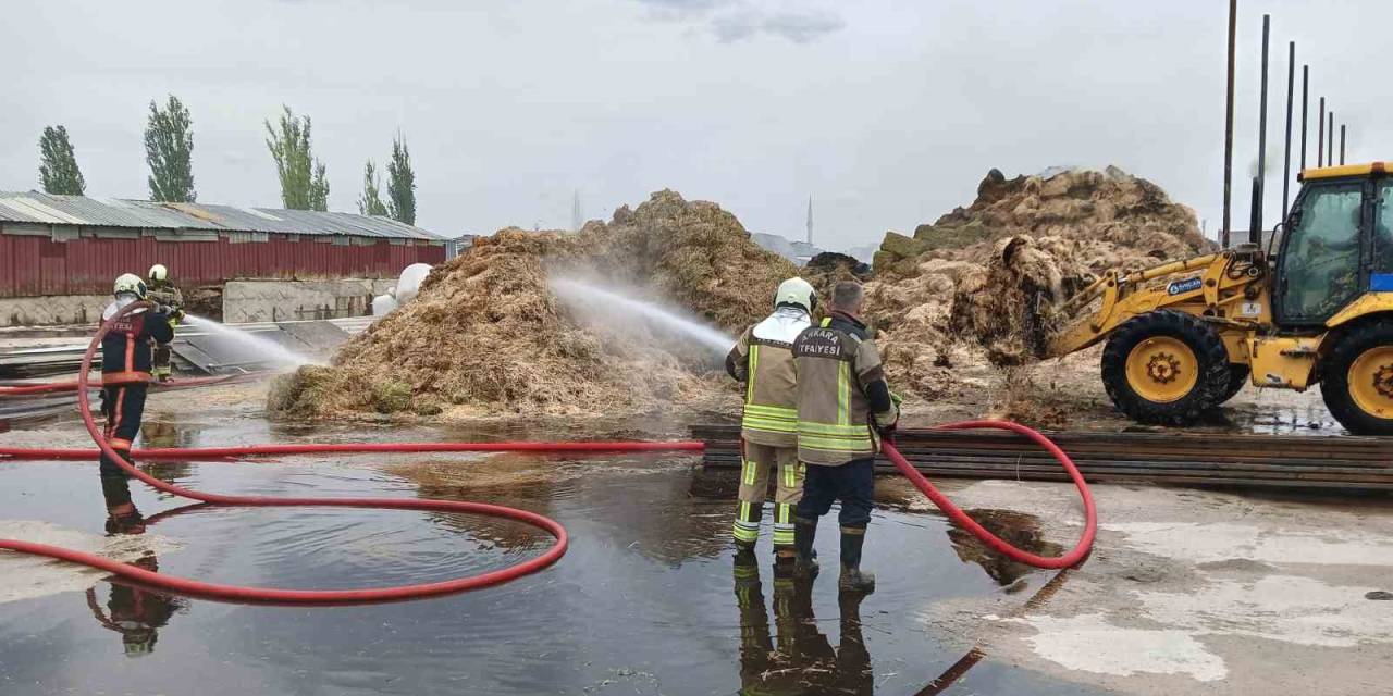 Kaynak Makinesinden Çıkan Kıvılcımlar İstiflenmiş Saman Balyalarını Küle Çevirdi