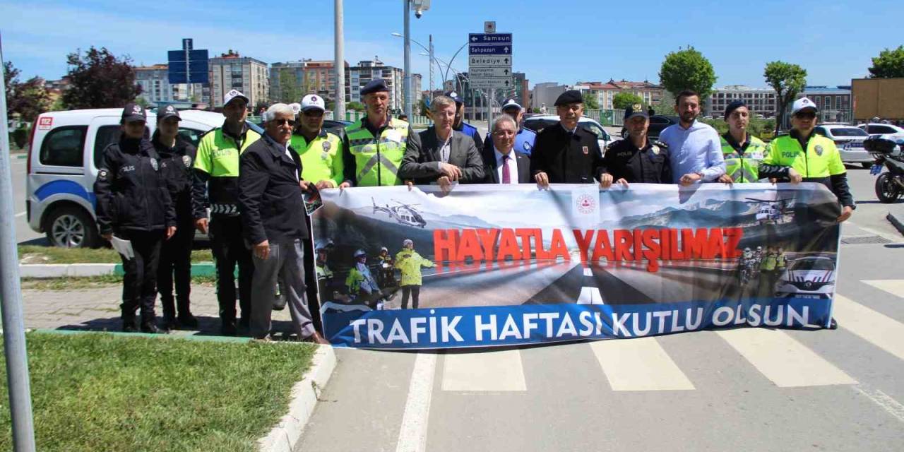 Protokolden Sürücülere Broşür: "Hayatla Yarışılmaz"