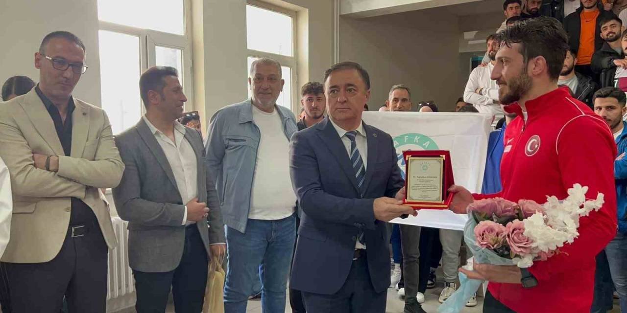 Milli Boksör Erdemir, Okulunda Sevgiyle Karşılandı