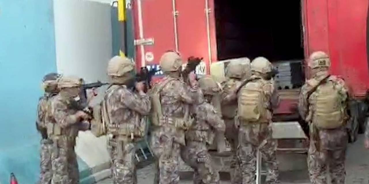 Siirt’te 17 Düzensiz Göçmen Ve Göçmenleri Taşıyan Araçta Uyuşturucu Ele Geçirildi