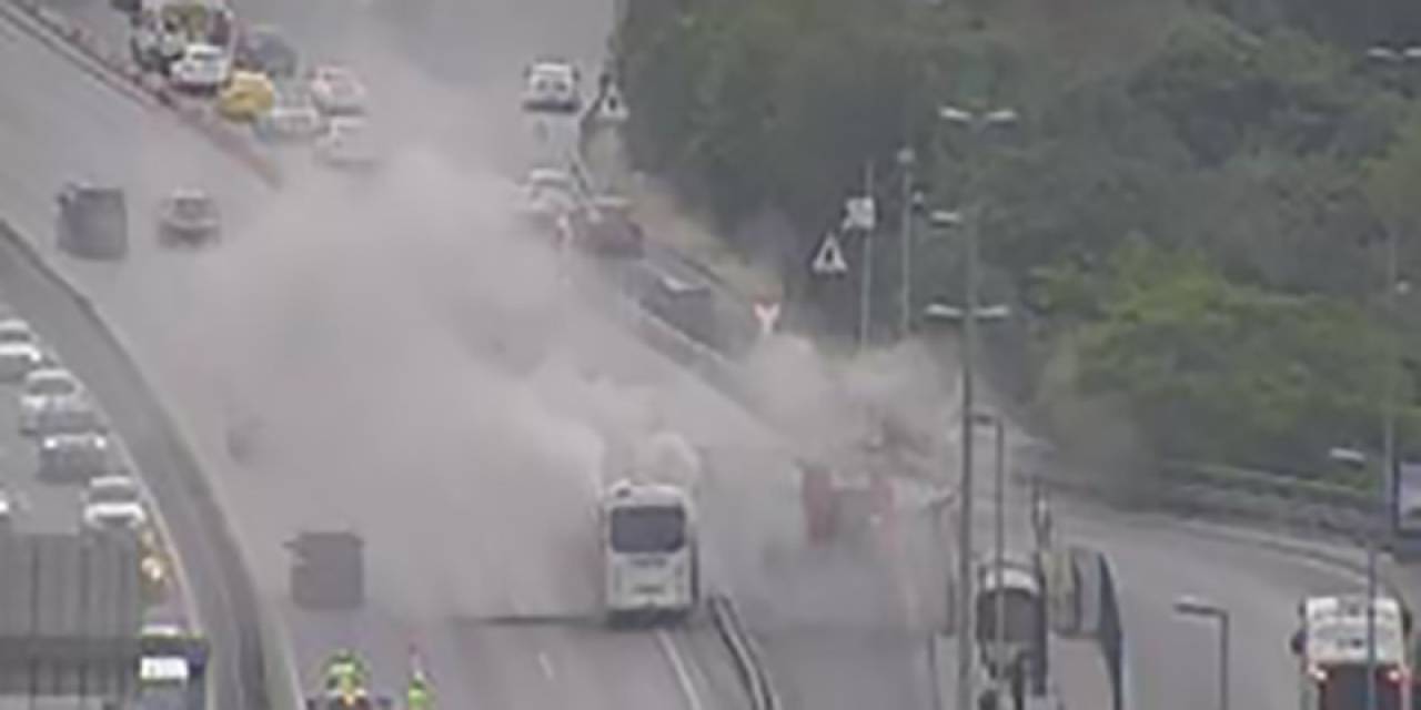 Üsküdar’da Yanan Midibüs Köprü Trafiğini Durdurdu