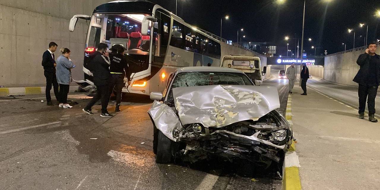 Otomobil Karşı Şeride Geçip Yolcu Otobüsü İle Çarpıştı: 2 Yaralı