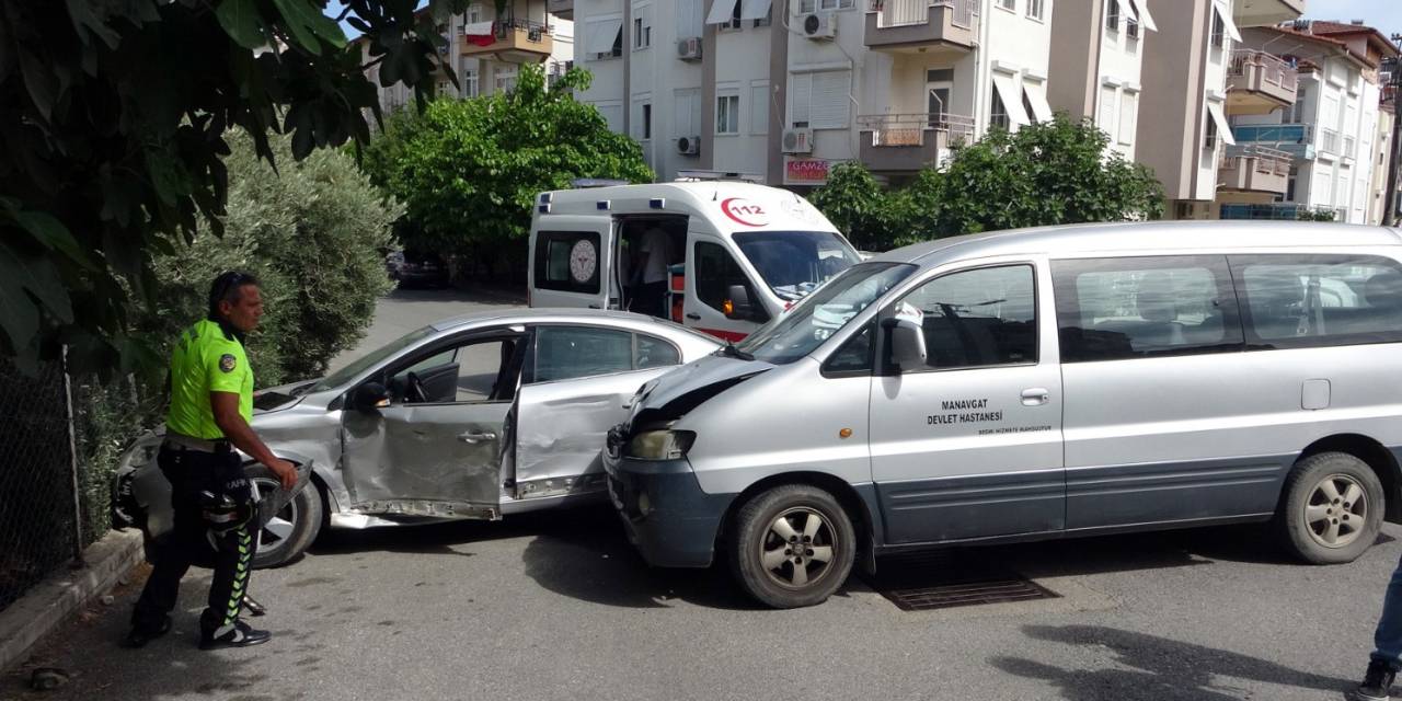 Resmi Araç İle Otomobil Çarpıştı: 1 Yaralı