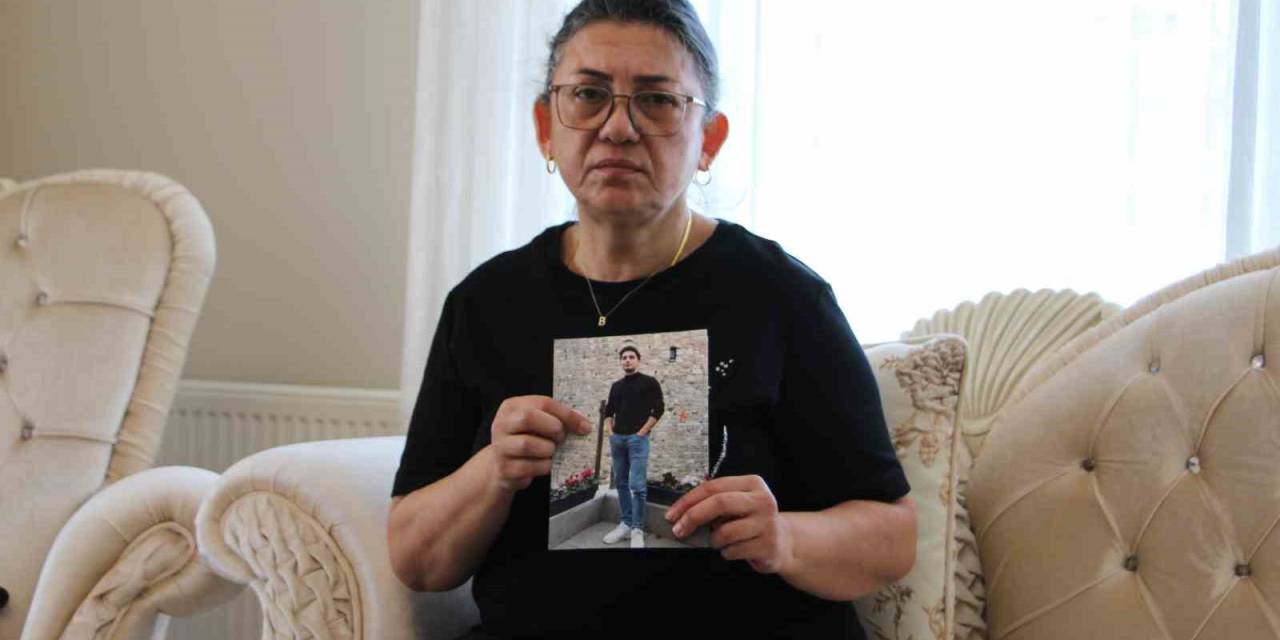 Evladından Depremden Bu Yana Haber Alamayan Anne: “Batuhan Olsaydı Gelirdi, Öperdi Hediyesini Verirdi”