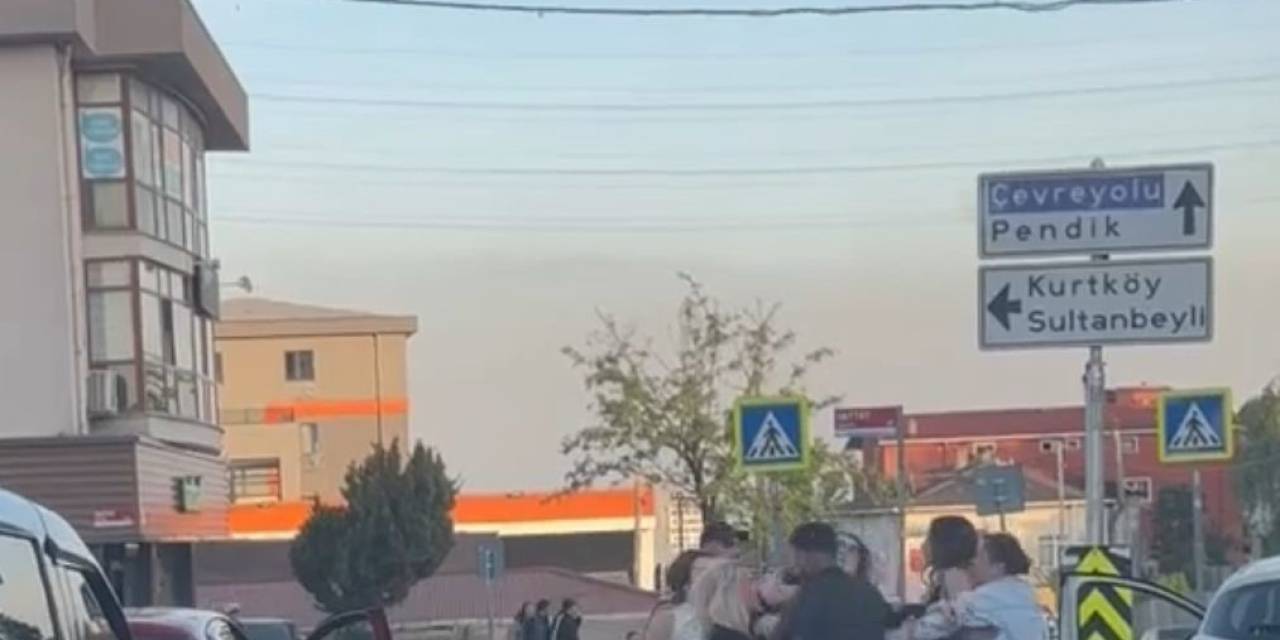 Pendik’te Kadın Sürücüler Kavga Etti, Tekmeler Havada Uçuştu