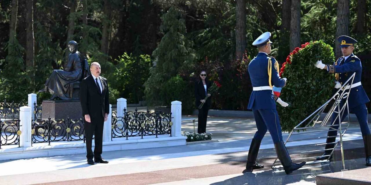 Azerbaycan’ın Ulusal Lideri Haydar Aliyev 101. Doğum Gününde Mezarı Başında Anıldı