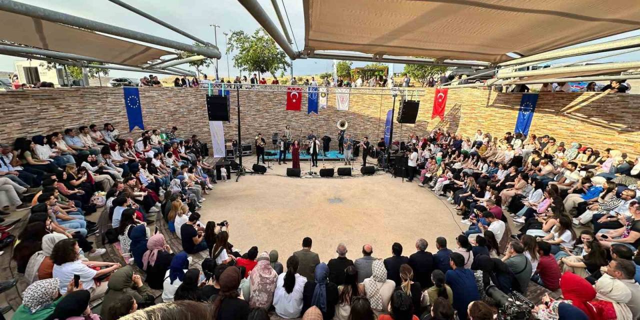 Göbeklitepe’de Ziyaretçiler Haidouti Orkestrası Eşliğinde Halay Çekerek Eğlendi