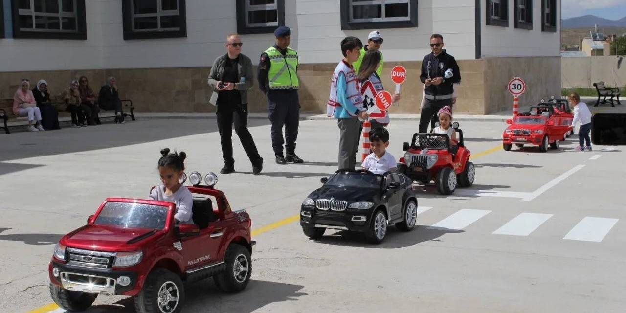 Demirözü’nde Karayolu Trafik Haftası Çeşitli Etkinliklerle Kutlandı