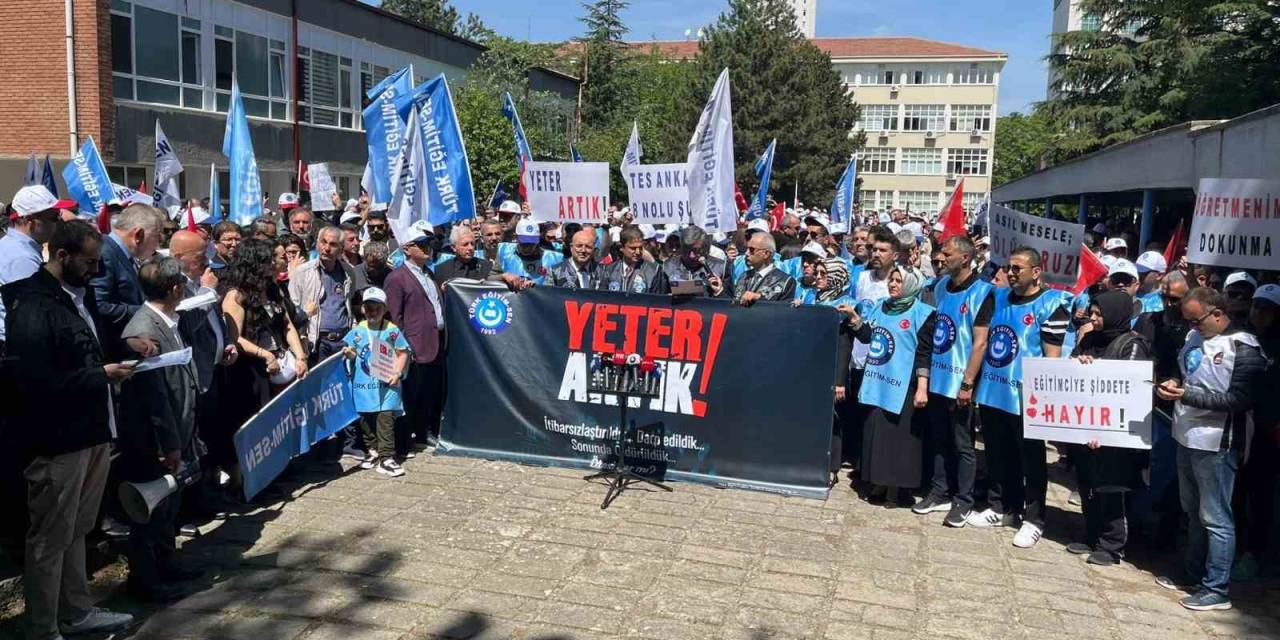 Türk Eğitim-sen Üyesi Eğitim Çalışanları, Kendilerine Yönelik Şiddete Karşı Protesto Gerçekleştirdi