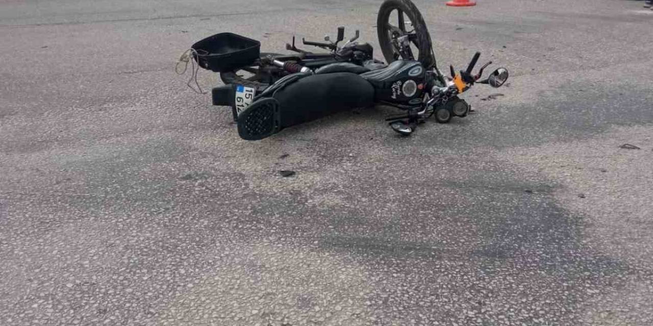 Burdur’da Seyir Halindeki Motosiklet Kavşağa Kontrolsüz Giren Otomobile Çarptı, 2 Yaralı