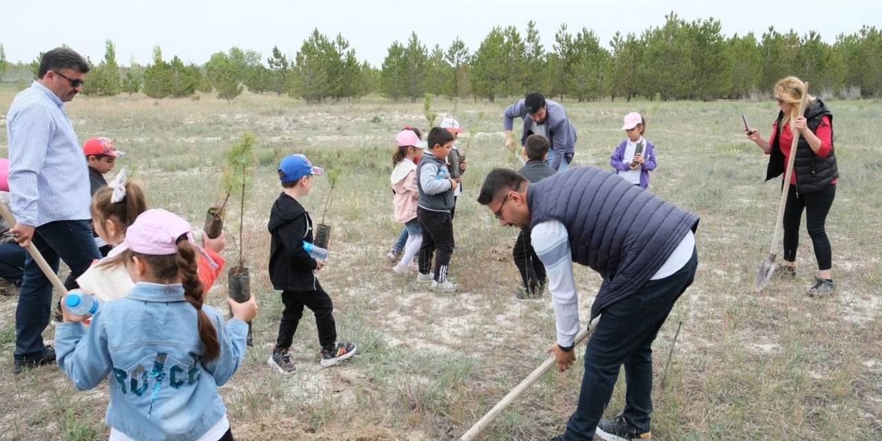 Karapınar’da İlkokul Öğrencileri Fidan Dikti