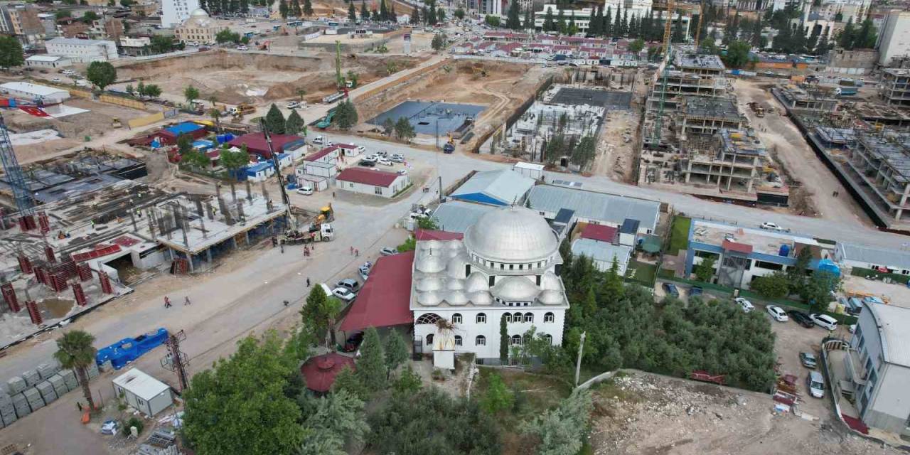 Ayakta Kalan Cami İşçilerin İbadet Yeri Oldu