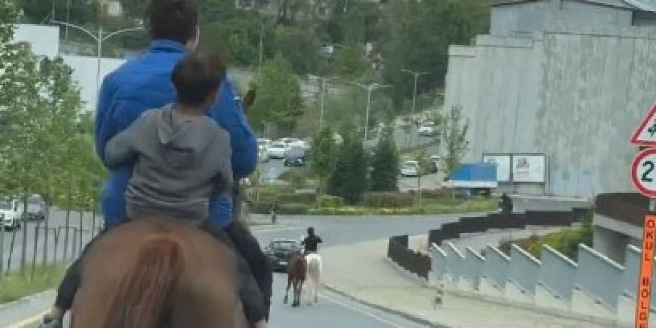 Başakşehir’de Trafiğe Açık Cadde De İlginç Görüntü, Grup Halinde Atlarla Dolaştılar