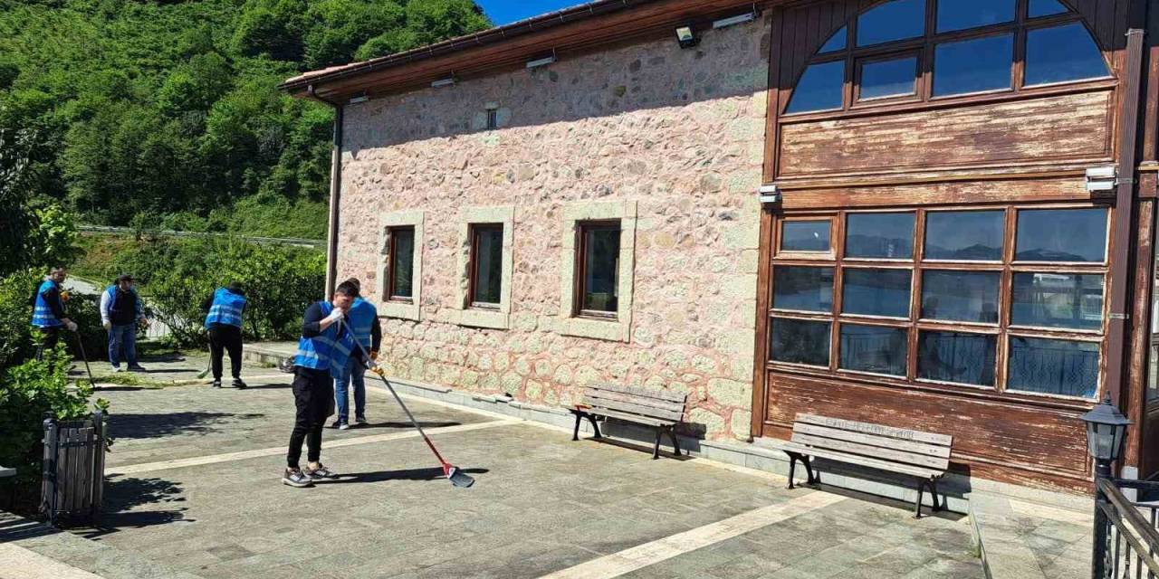 Cezalarını Camileri Ve Mezarlıkları Temizleyerek Çekiyorlar