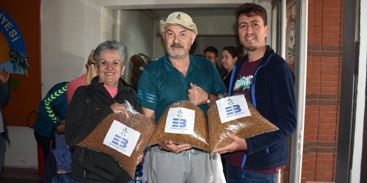 5 Ton Kedi Ve Köpek Maması Hayvan Severlere Dağıtıldı