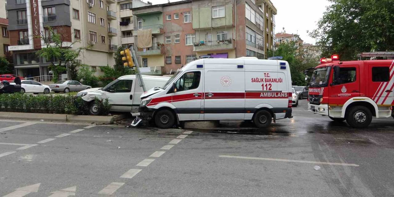 Kartal’da Ambulans İle Hafif Ticari Araç Çarpıştı: 4 Yaralı