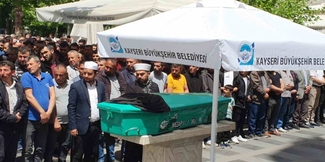 Kayseri’de Bisikletiyle İşçi Servisinin Altında Kalan Çocuk Toprağa Verildi