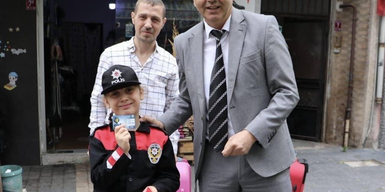 Sürücülere Emniyet Kemeri Taktıran 9 Yaşındaki Elif Artık Fahri Trafik Dedektifi