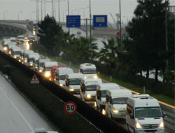Minibüscüler Yol Kapattı