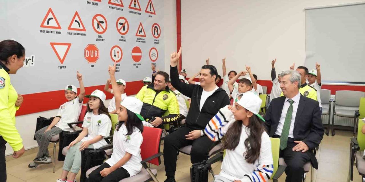 Yılmaz, Geleceğin Şoförleriyle Buluştu