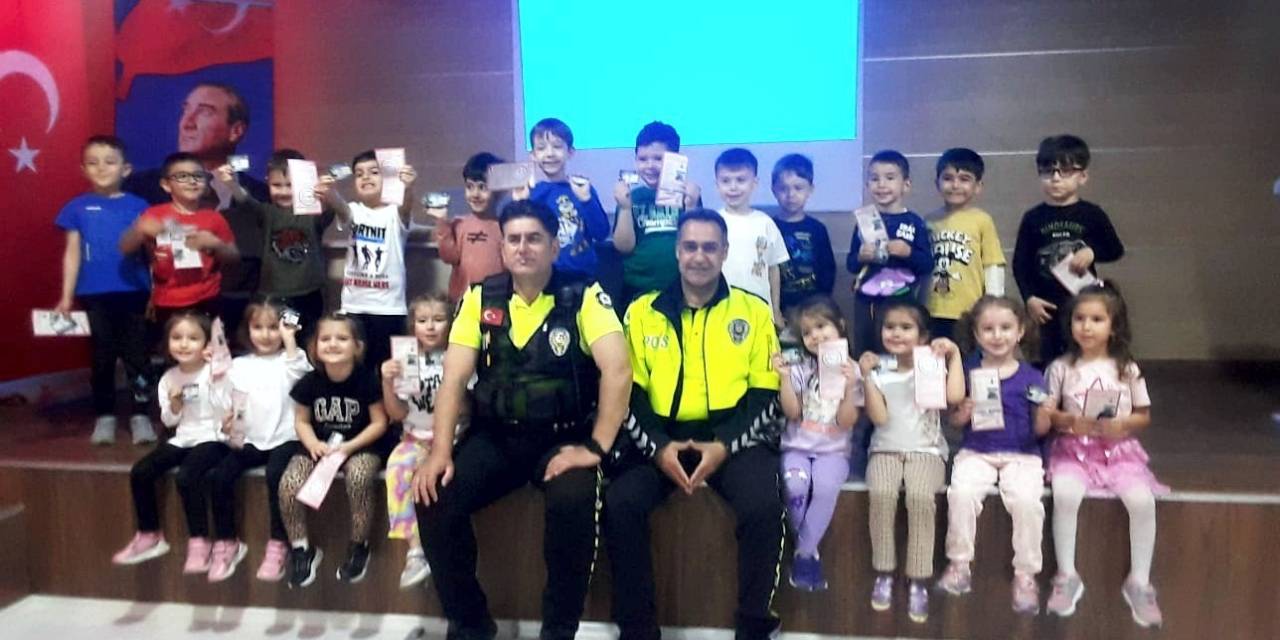 Polisten Öğrencilere Trafik Eğitimi