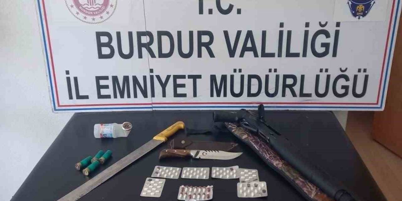 Kaçan Araçtan, Silah, Bıçak Ve Uyuşturucu Çıktı: 25 Bin Tl Para Cezası Uygulandı
