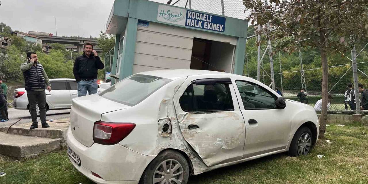 Otomobil Halk Ekmek Büfesine Çarptı: 2 Yaralı