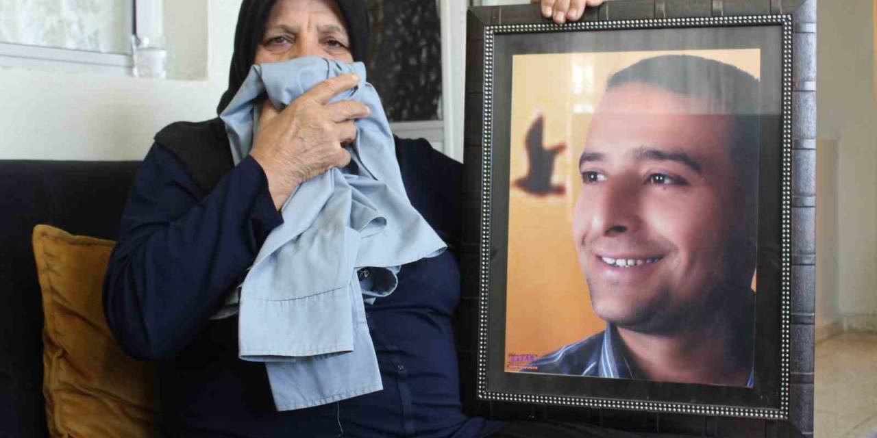 Reyhanlı Saldırısında Oğlunu Kaybeden Anne, Oğlunun Gömleğiyle Hasret Gideriyor