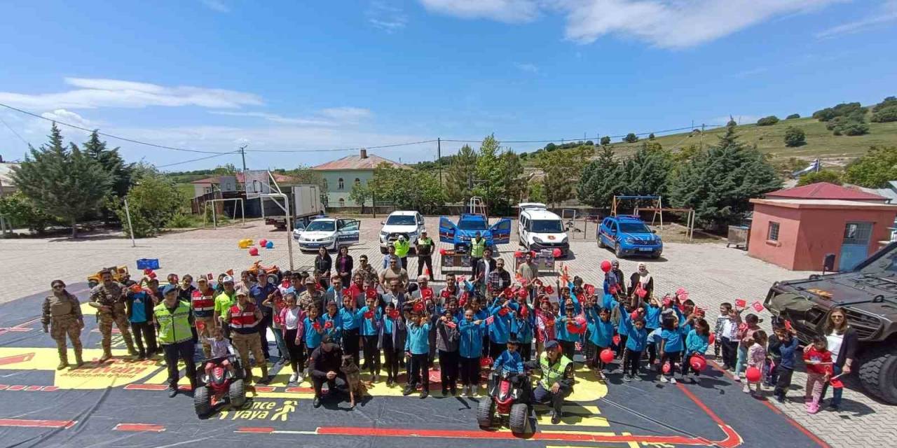 Köy Okulu Öğrencileri Hem Trafik Kurallarını Öğrendi Hem De Şölen Tadında Bir Gün Geçirdi