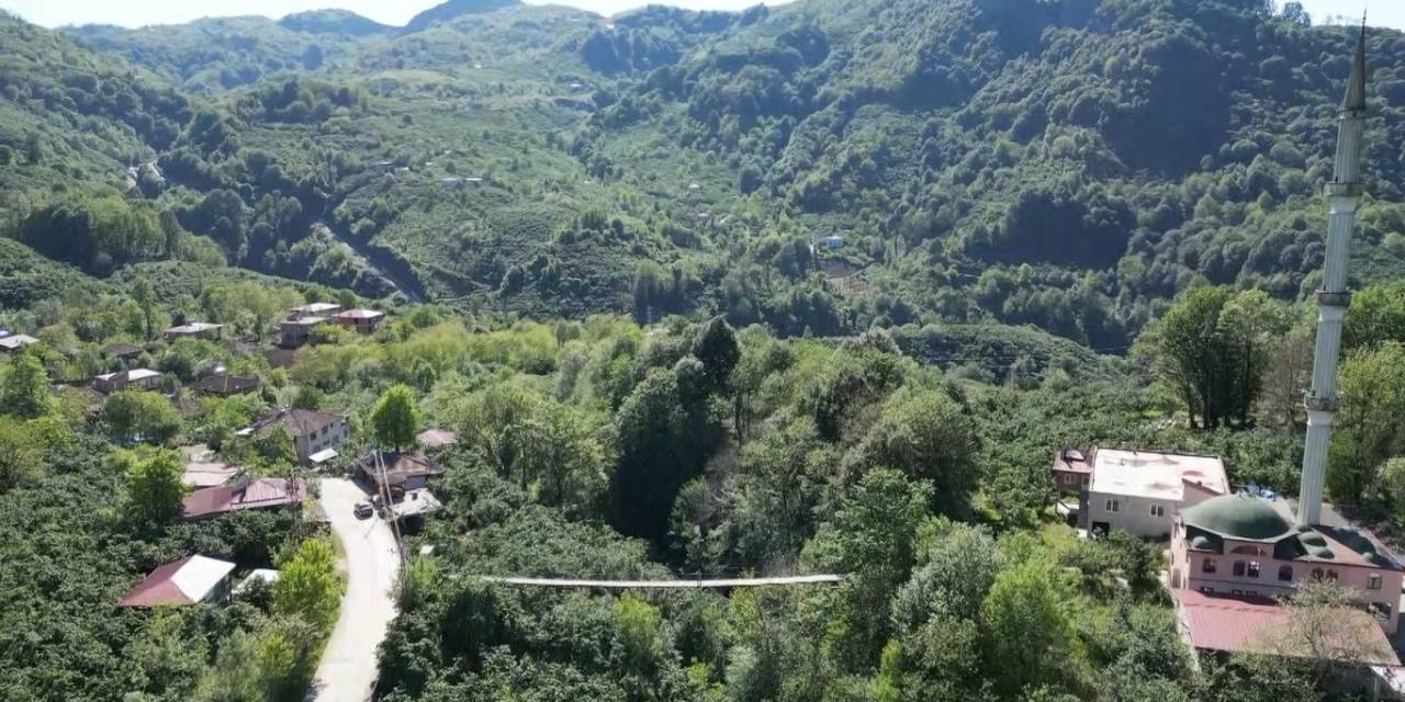 Mahallenin İhtiyaçları İçin İnşa Edilen Asma Köprü Vatandaşların İlgi Odağı Oldu