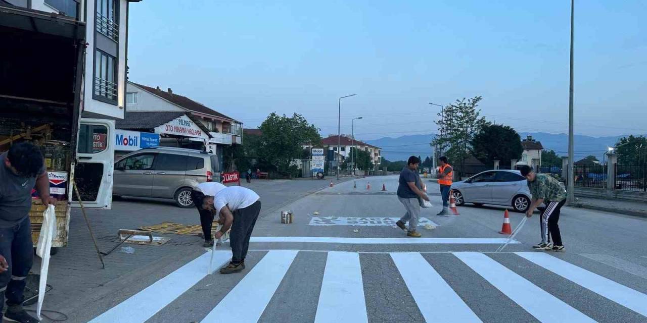 Çilimli Belediyesi Yaya Ve Yol Çizgilerini Yeniliyor