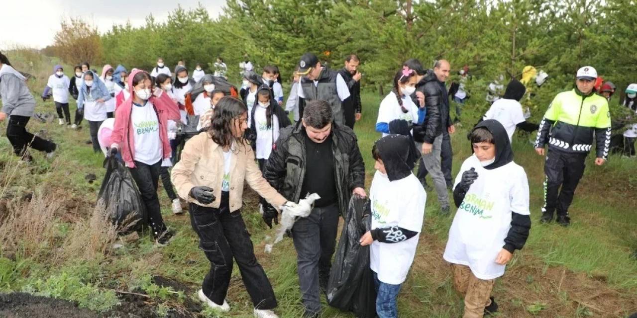 Kars’ta Hatıra Ormanındaki Çöpler Toplandı