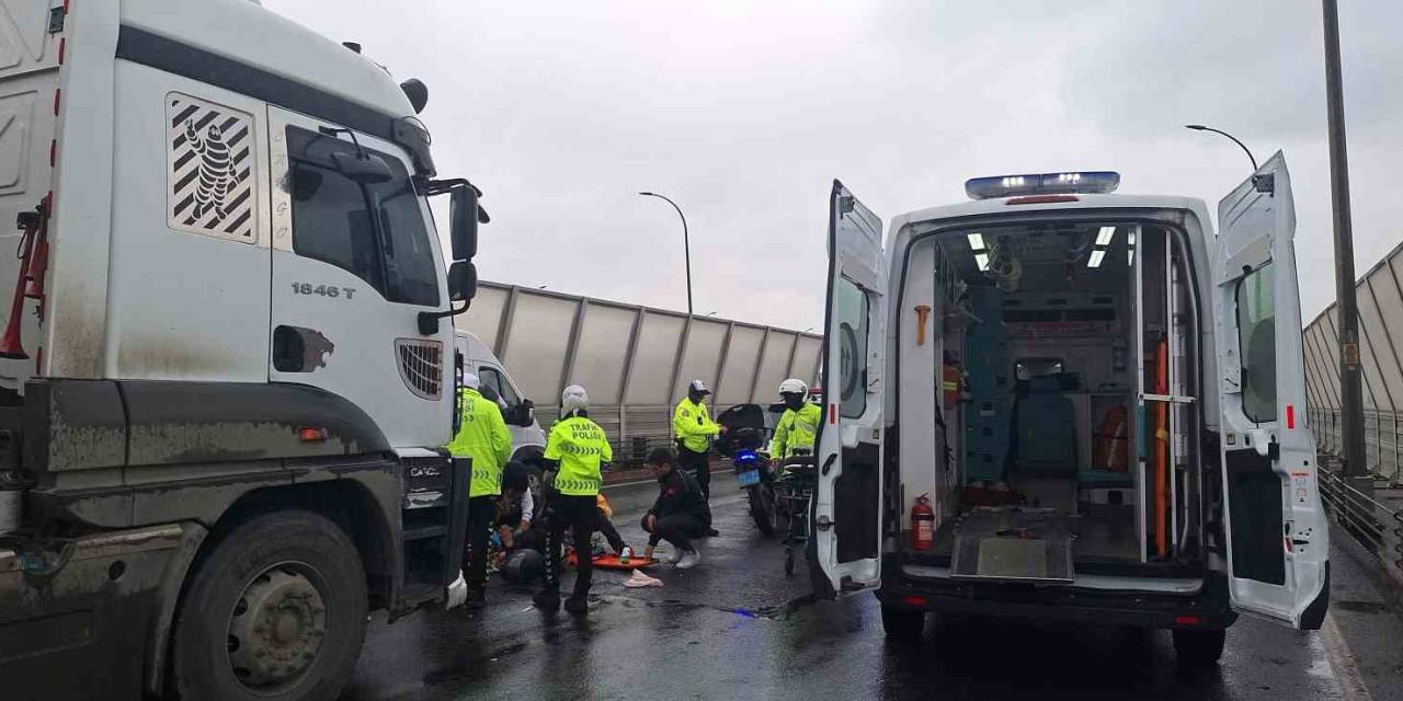 Anneler Günü İçin Çiçek Siparişi Götüren Kuryeye Kamyon Çarptı