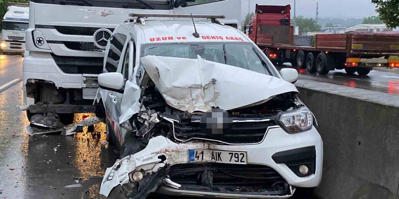 2 Tır Ve Hafif Ticari Araç Çarpıştı: 1 Yaralı