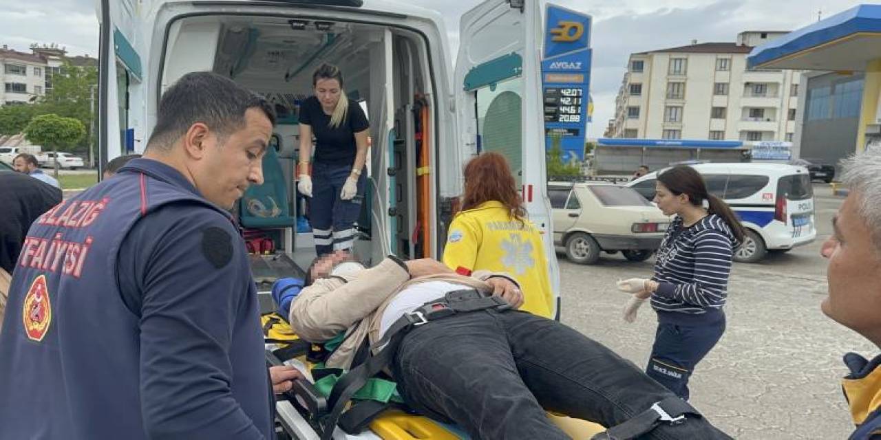 Kazada Otomobile Sıkışan Sürücüyü İtfaiye Kurtardı