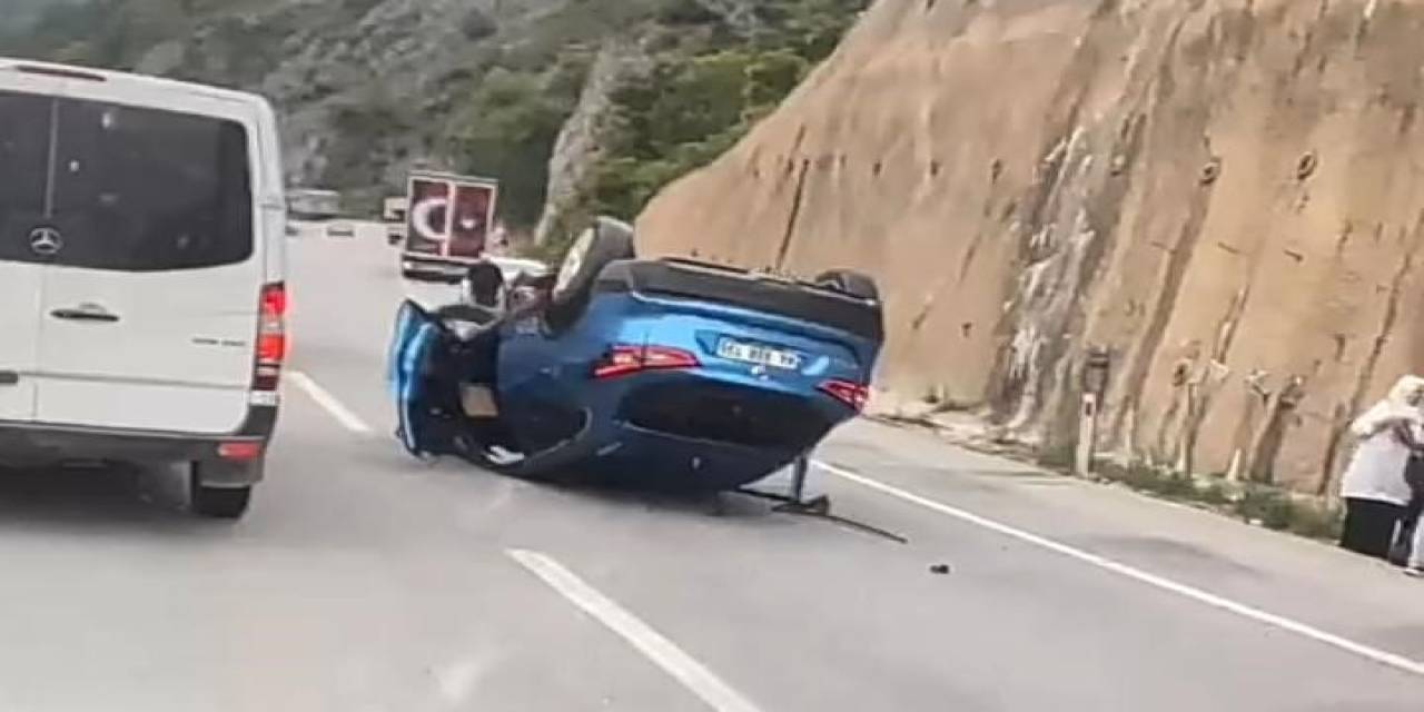 Lastiği Patlayan Cip Duvara Çarpıp Takla Attı