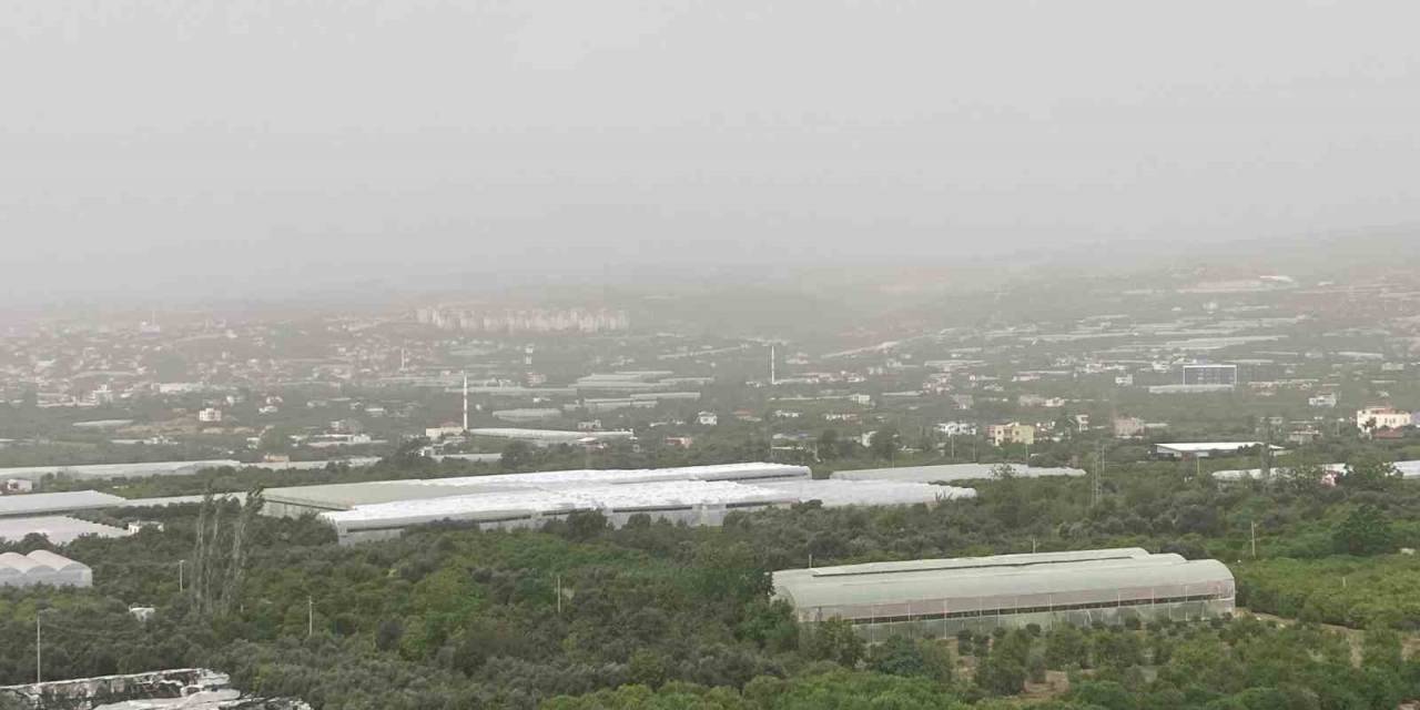 Mersin’i Toz Bulutu Kapladı, Araçlar Çamura Bulandı